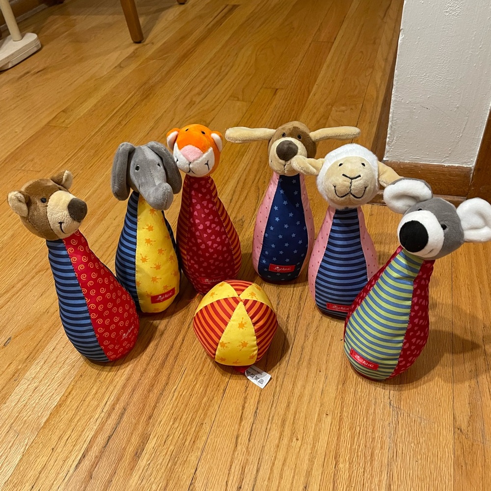 sigikid baby bowling set like new. Comes with a rattle ball and 6 rattle pins.
